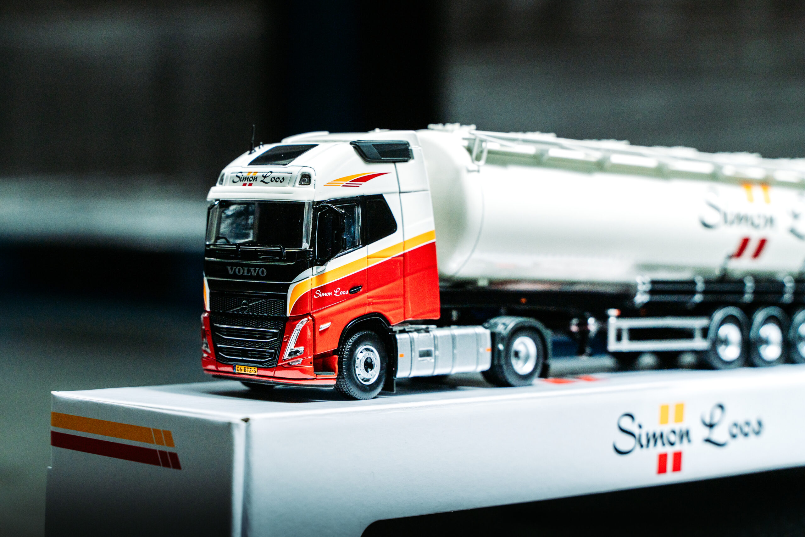 Volvo FH05 XXL met silo-oplegger 1:50 - Afbeelding 2
