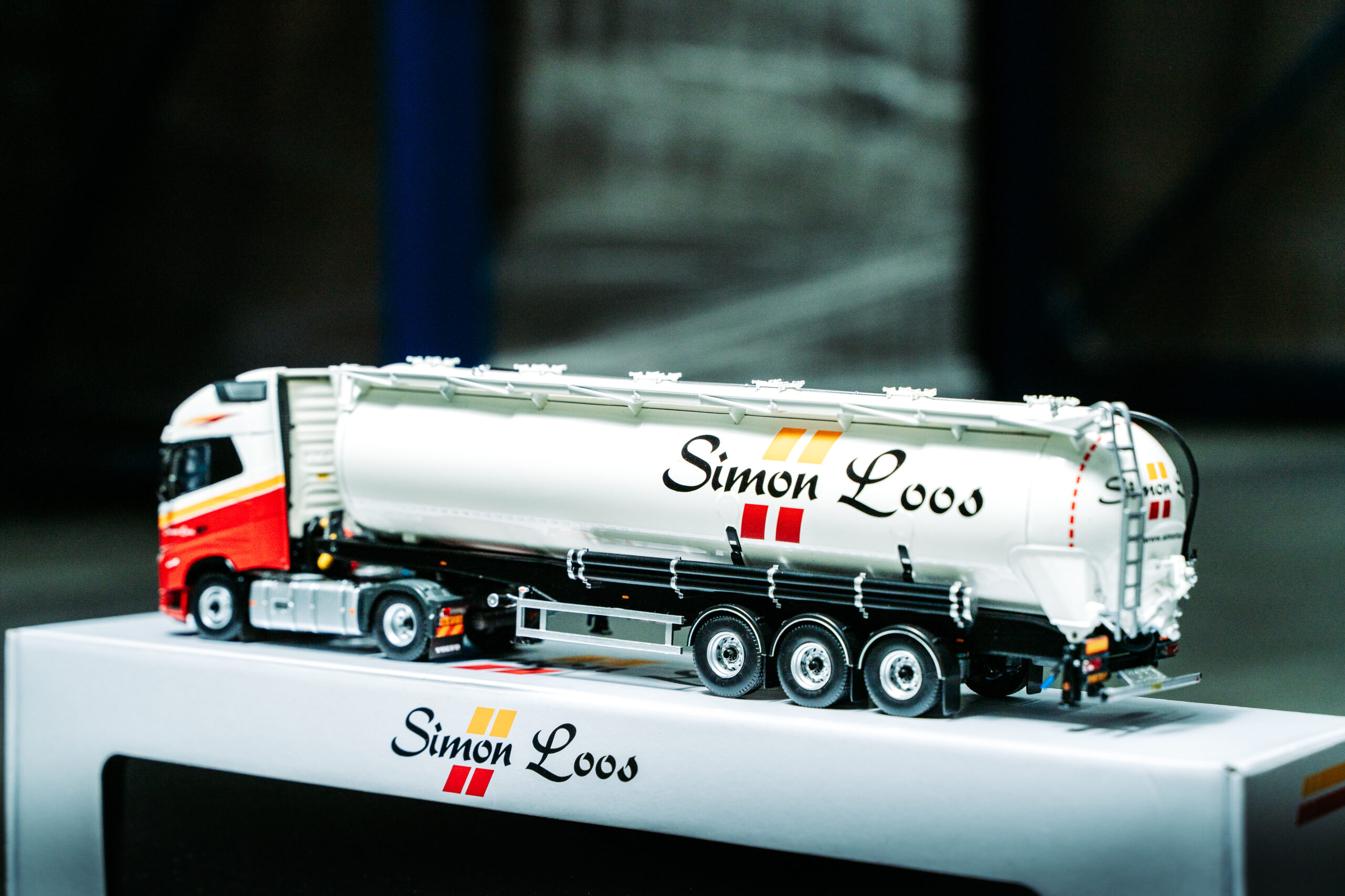 Volvo FH05 XXL met silo-oplegger 1:50 - Afbeelding 3