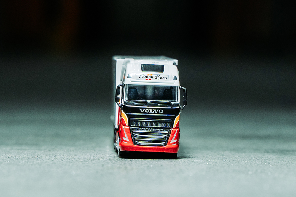 Mini Volvo FH05 Globetrotter XL 1:87 met koeloplegger - Afbeelding 4